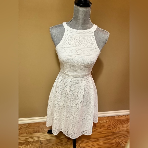 Le Chateau Dress - Picture 6 of 9